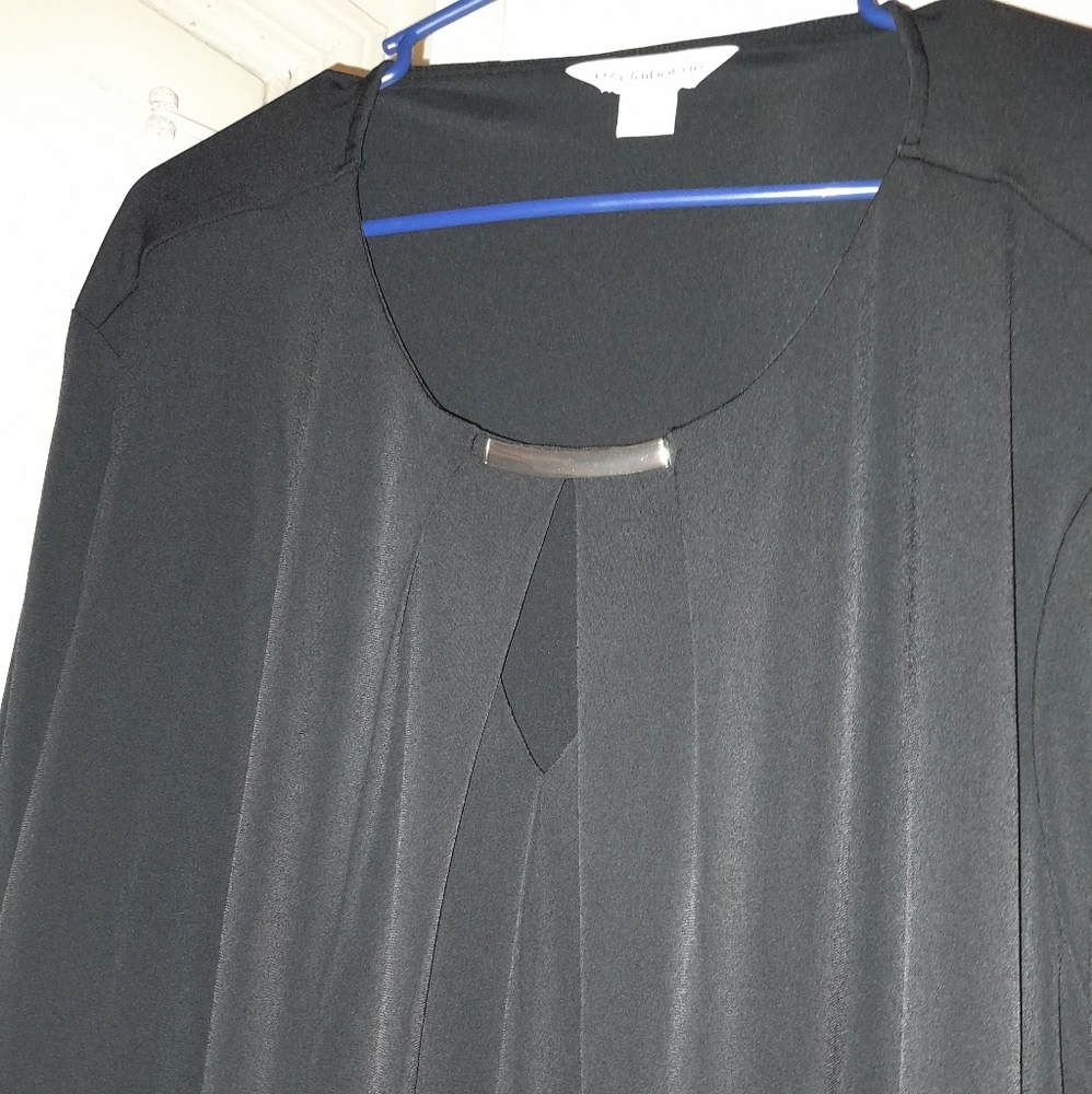 WOMANS 3X PLUS SIZE BLACK 3/4 LENGTH SLEEVE BLOUSE. GOLD CLASP W/PLEATS IN FRONT